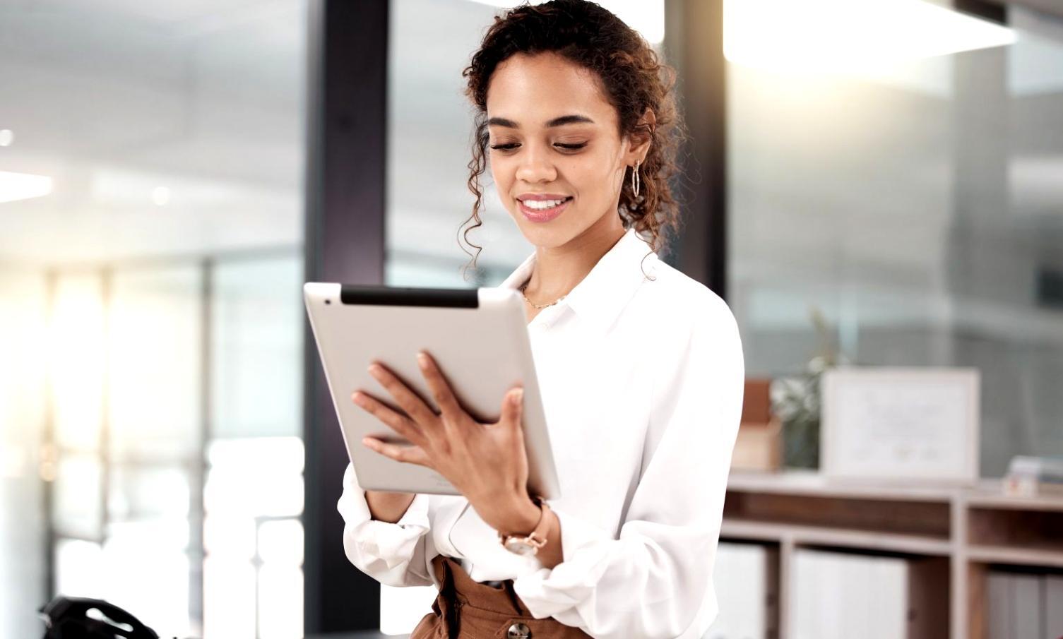 Sesión de análisis financiero con documentos y herramientas digitales