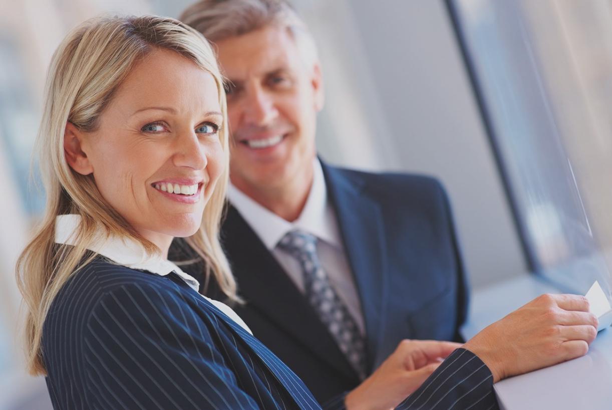 Equipo de Bottomtech Base trabajando en análisis financiero